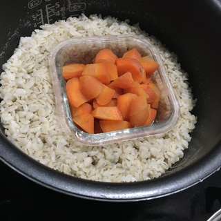 お米と一緒に炊飯器で人参の蒸し焼き